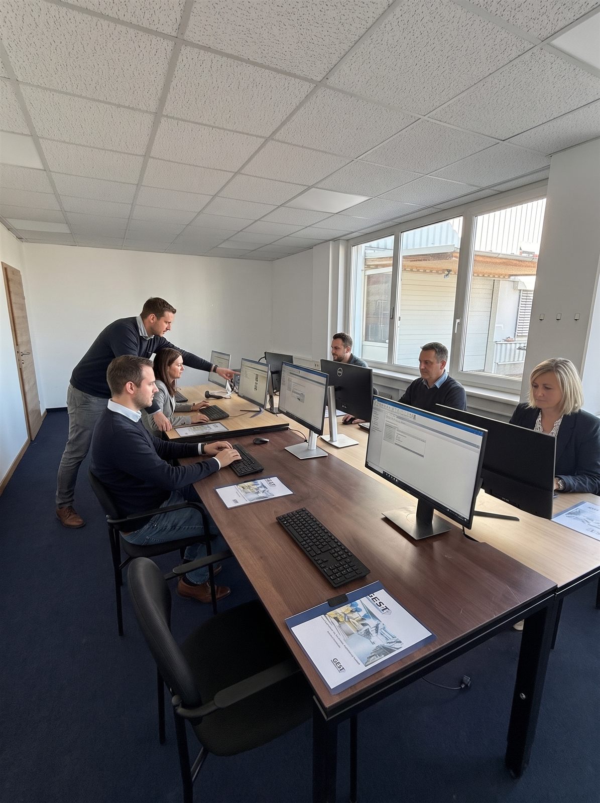 EDV-Schulungsraum mit Teilnehmern an PC-Arbeitsplätzen